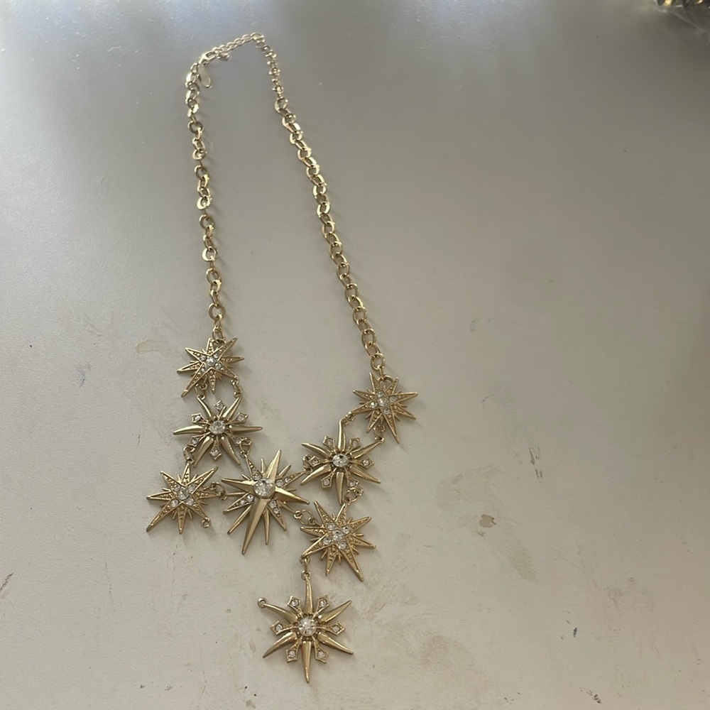 Gold pendant necklace